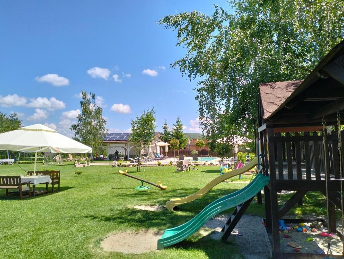 Natura Family Resort Avrig Ngoại thất bức ảnh